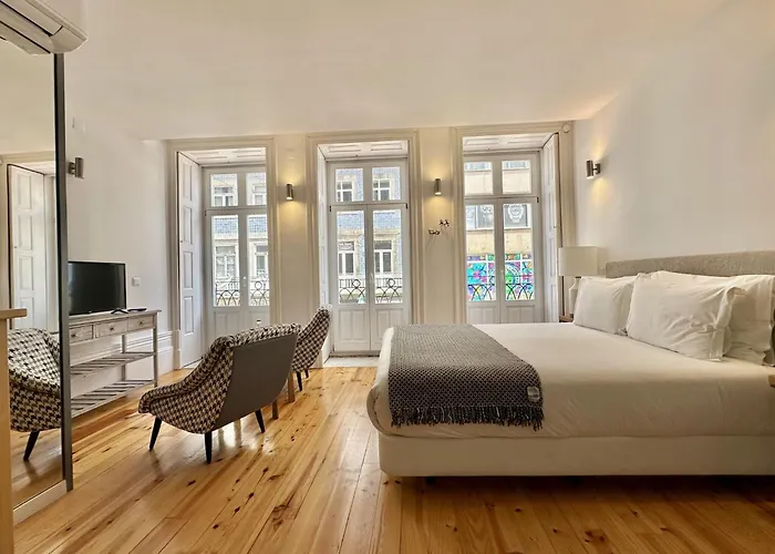 דירה Cozy With Balcony