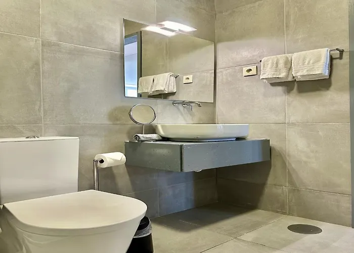 דירה Cozy With Balcony