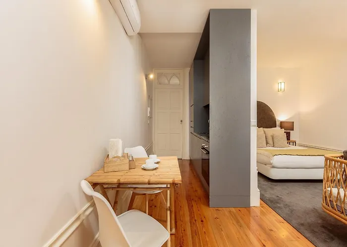 דירה Cozy With Balcony