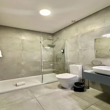 Cozy With Balcony Porto