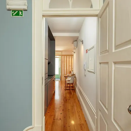 Cozy With Balcony Апартаменты