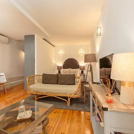 Cozy With Balcony Апартаменты *